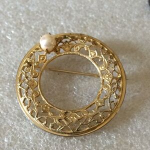 Vintage 6mm pearl circle brooch